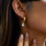 زاویه دیگر گوشواره استیل ضدزنگ آبکاری طلای ۱۸ عیار برند J&D کد JDE0106057