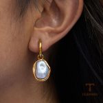 نمای نزدیک گوشواره آبکاری طلای ۱۸ عیار مروارید مصنوعی برند J&D کد JDE0107003