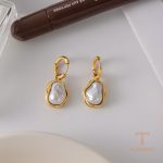 زاویه دیگر گوشواره استیل ضدزنگ آبکاری طلای ۱۸ عیار برند J&D کد JDE0107003