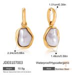 گوشواره کلاسیک با مروارید مصنوعی و رزین از استیل ضدزنگ با آبکاری طلای ۱۸ عیار برند J&D - تصویر 7