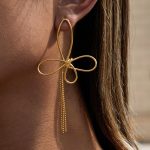 نمای نزدیک گوشواره ریسه‌ای آبکاری طلای ۱۸ عیار برند J&D کد JDE0107006