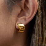 نمای نزدیک گوشواره حلقه‌ای آبکاری طلای ۱۸ عیار برند J&D کد JDE0107008