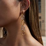 نمای نزدیک گوشواره حلقه‌ای آبکاری دو رنگ برند J&D کد JDE0107012