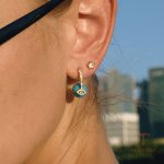 نمای نزدیک گوشواره آبکاری طلای ۱۸ عیار نگین اتمی برند J&D کد JDE0107035