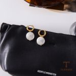 نمای نزدیک گوشواره هاگی آبکاری طلای ۱۸ عیار مروارید مصنوعی برند J&D کد JDE0108005