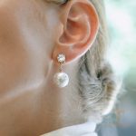 نمای نزدیک گوشواره اویز آبکاری طلای ۱۸ عیار نگین‌دار برند J&D کد JDE0108006