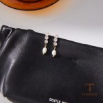 نمای نزدیک گوشواره آبکاری طلای ۱۸ عیار PVD نگین اتمی و مروارید مصنوعی برند J&D کد JDE0108021