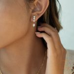زاویه دیگر گوشواره استیل ضدزنگ آبکاری طلای ۱۸ عیار PVD برند J&D کد JDE0108021