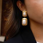 تصویر محصول گوشواره آویز آبکاری طلای ۱۸ عیار PVD مروارید مصنوعی برند J&D کد JDE0108029
