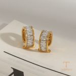 نمای نزدیک گوشواره کلیپسی آبکاری طلای ۱۸ عیار نگین‌دار برند J&D کد JDE0111002