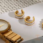 زاویه دیگر گوشواره استیل ضدزنگ آبکاری طلای ۱۸ عیار برند J&D کد JDE0111002