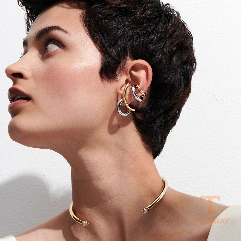 نمای نزدیک گوشواره میخی آبکاری دو رنگ برند J&D کد JDE0112057