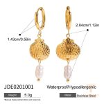 نمای نزدیک گوشواره حلقه‌ای آبکاری طلای ۱۸ عیار مروارید مصنوعی برند J&D کد JDE0201001