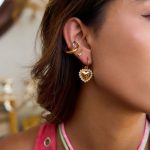 نمای نزدیک گوشواره آبکاری طلای ۱۸ عیار نگین‌دار برند J&D کد JDE0205008
