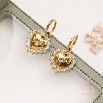 زاویه دیگر گوشواره استیل ضدزنگ آبکاری طلای ۱۸ عیار برند J&D کد JDE0205008