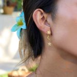نمای نزدیک گوشواره آبکاری طلای ۱۸ عیار برند J&D کد JDE0206001