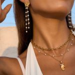 نمای نزدیک گوشواره ریسه‌ای آبکاری طلای ۱۸ عیار نگین‌دار برند J&D کد JDE0207001