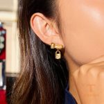 نمای نزدیک گوشواره آبکاری طلای ۱۸ عیار نگین اتمی برند J&D کد JDE0207022