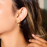 زاویه دیگر گوشواره استیل ضدزنگ آبکاری طلای ۱۸ عیار برند J&D کد JDE0207022