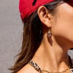 نمای نزدیک گوشواره آویز آبکاری طلای ۱۸ عیار نگین‌دار برند J&D کد JDE0207049