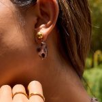 نمای نزدیک گوشواره آبکاری طلای ۱۸ عیار نگین‌دار برند J&D کد JDE0207050