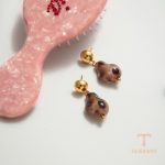 زاویه دیگر گوشواره استیل ضدزنگ آبکاری طلای ۱۸ عیار برند J&D کد JDE0207050