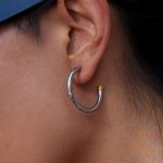 نمای نزدیک گوشواره حلقه‌ای آبکاری دو رنگ برند J&D کد JDE0305024