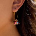 نمای نزدیک گوشواره حلقه‌ای آبکاری طلای ۱۸ عیار نگین‌دار برند J&D کد JDE0305073