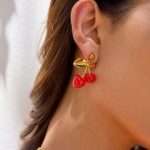 نمای نزدیک گوشواره آبکاری طلای ۱۸ عیار نگین‌دار برند J&D کد JDE0305074