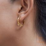 نمای نزدیک گوشواره حلقه‌ای آبکاری طلای ۱۸ عیار نگین‌دار برند J&D کد JDE0305078