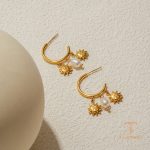 زاویه دیگر گوشواره حلقه‌ای استیل ضدزنگ آبکاری طلای ۱۸ عیار برند J&D کد JDE0305089