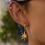 زاویه دیگر گوشواره استیل ضدزنگ آبکاری طلای ۱۸ عیار برند J&D کد JDE0306008