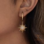 نمای نزدیک گوشواره آبکاری طلای ۱۸ عیار نگین‌دار برند J&D کد JDE0306011
