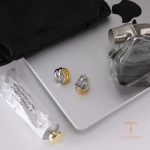 زاویه دیگر گوشواره استیل ضدزنگ آبکاری طلای ۱۸ عیار برند J&D کد JDE0306080