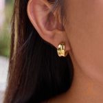 نمای نزدیک گوشواره حلقه‌ای آبکاری طلای ۱۸ عیار برند J&D کد JDE0306082