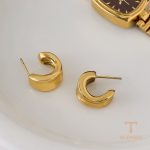 نمای بیشتر گوشواره حلقه‌ای هندسی زنانه کد JDE0306082