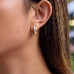 نمای نزدیک گوشواره حلقه‌ای آبکاری دو رنگ نگین‌دار برند J&D کد JDE0306083