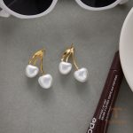 زاویه دیگر گوشواره استیل ضدزنگ آبکاری طلای ۱۸ عیار برند J&D کد JDE0307038