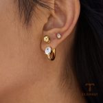 نمای نزدیک گوشواره حلقه‌ای آبکاری طلای ۱۸ عیار نگین اتمی برند J&D کد JDE0307046