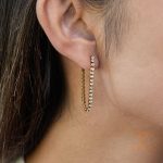 نمای نزدیک گوشواره آویز آبکاری طلای ۱۸ عیار نگین اتمی برند J&D کد JDE0307061