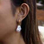 نمای نزدیک گوشواره آویز بلند آبکاری طلای ۱۸ عیار نگین اتمی و مروارید مصنوعی برند J&D کد JDE0307072