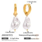 گوشواره آویز بلند مینیمال طرح هندسی با نگین زیرکن، مروارید و رزین از استیل ضدزنگ با آبکاری طلای ۱۸ عیار برند J&D - تصویر 7