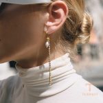 نمای نزدیک گوشواره ریسه‌ای آبکاری طلای ۱۸ عیار نگین‌دار برند J&D کد JDE0308008