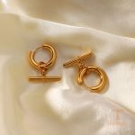 نمای نزدیک گوشواره هاگی آبکاری طلای ۱۸ عیار برند J&D کد JDE201753
