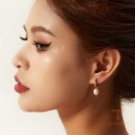 نمای بیشتر گوشواره حلقه‌ای نگین اتمی و مروارید مصنوعی زنانه کد JDE201888