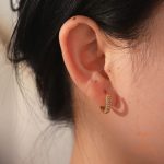 نمای نزدیک گوشواره هاگی آبکاری طلای ۱۸ عیار نگین‌دار برند J&D کد JDE202097-WT