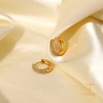 زاویه دیگر گوشواره استیل ضدزنگ آبکاری طلای ۱۸ عیار برند J&D کد JDE202097-WT
