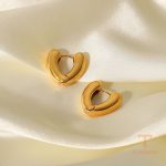 زاویه دیگر گوشواره استیل ضدزنگ آبکاری طلای ۱۸ عیار برند J&D کد JDE202155