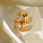 نمای نزدیک گوشواره آبکاری طلای ۱۸ عیار برند J&D کد JDE202191-1