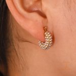 نمای نزدیک گوشواره حلقه‌ای آبکاری طلای ۱۸ عیار نگین‌دار برند J&D کد JDE2023244-P